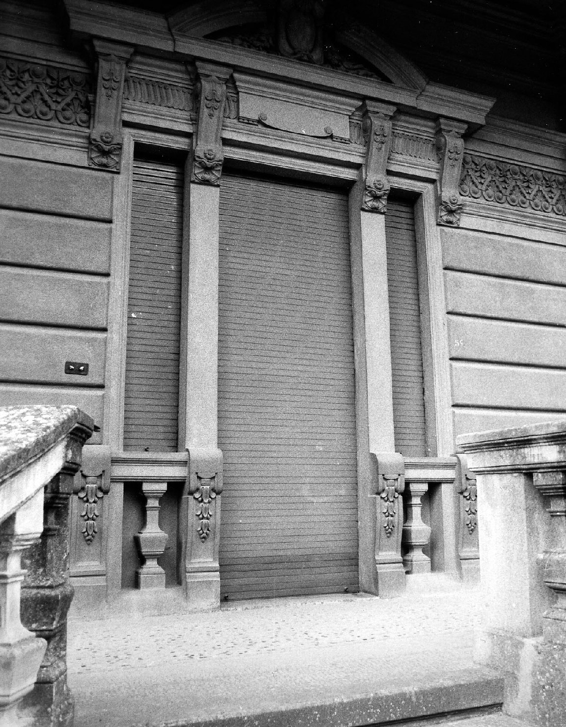 porta finestra, serie di Petrini Giuseppe (prima metà sec. XX)