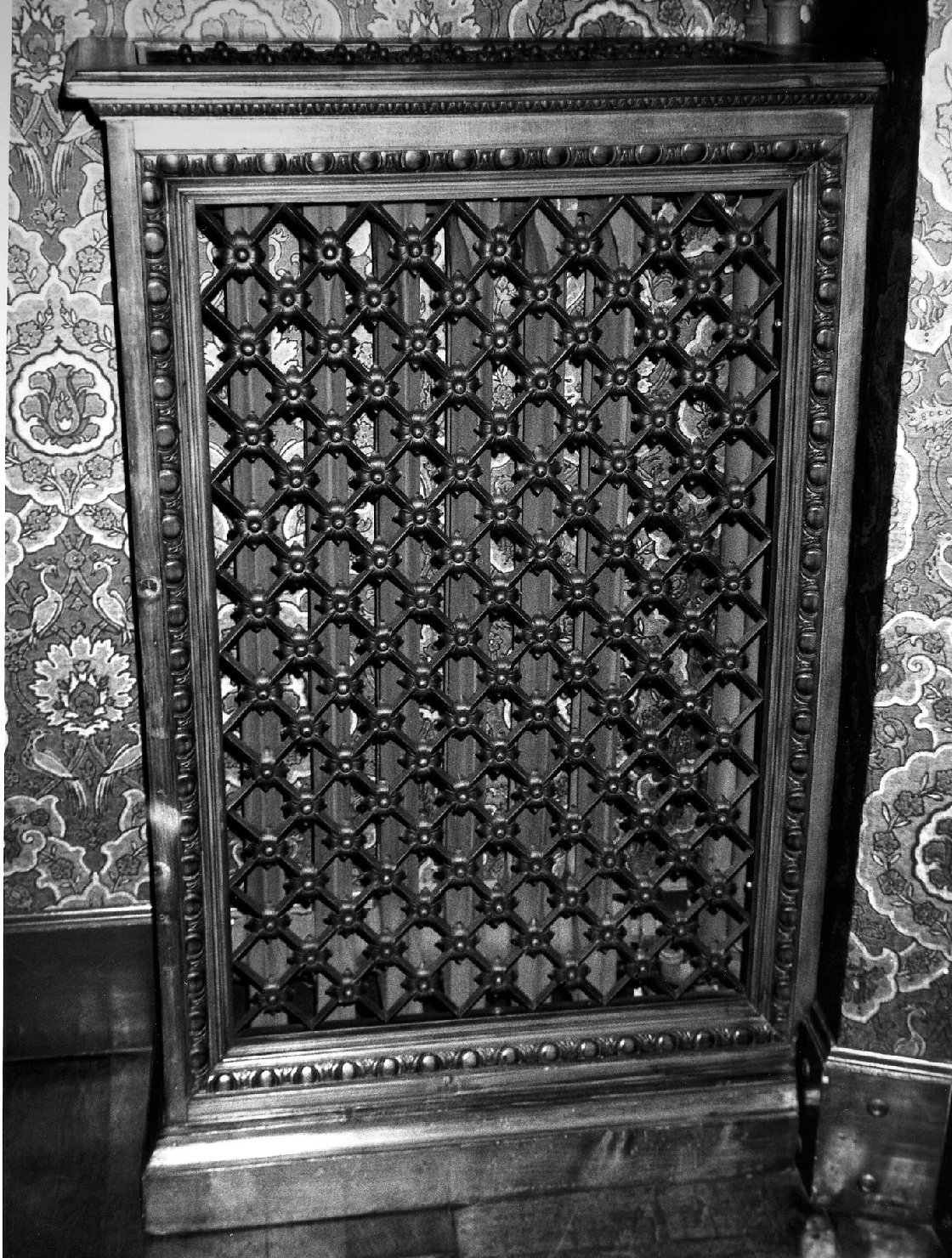 copricalorifero, serie - bottega toscana (prima metà sec. XX)