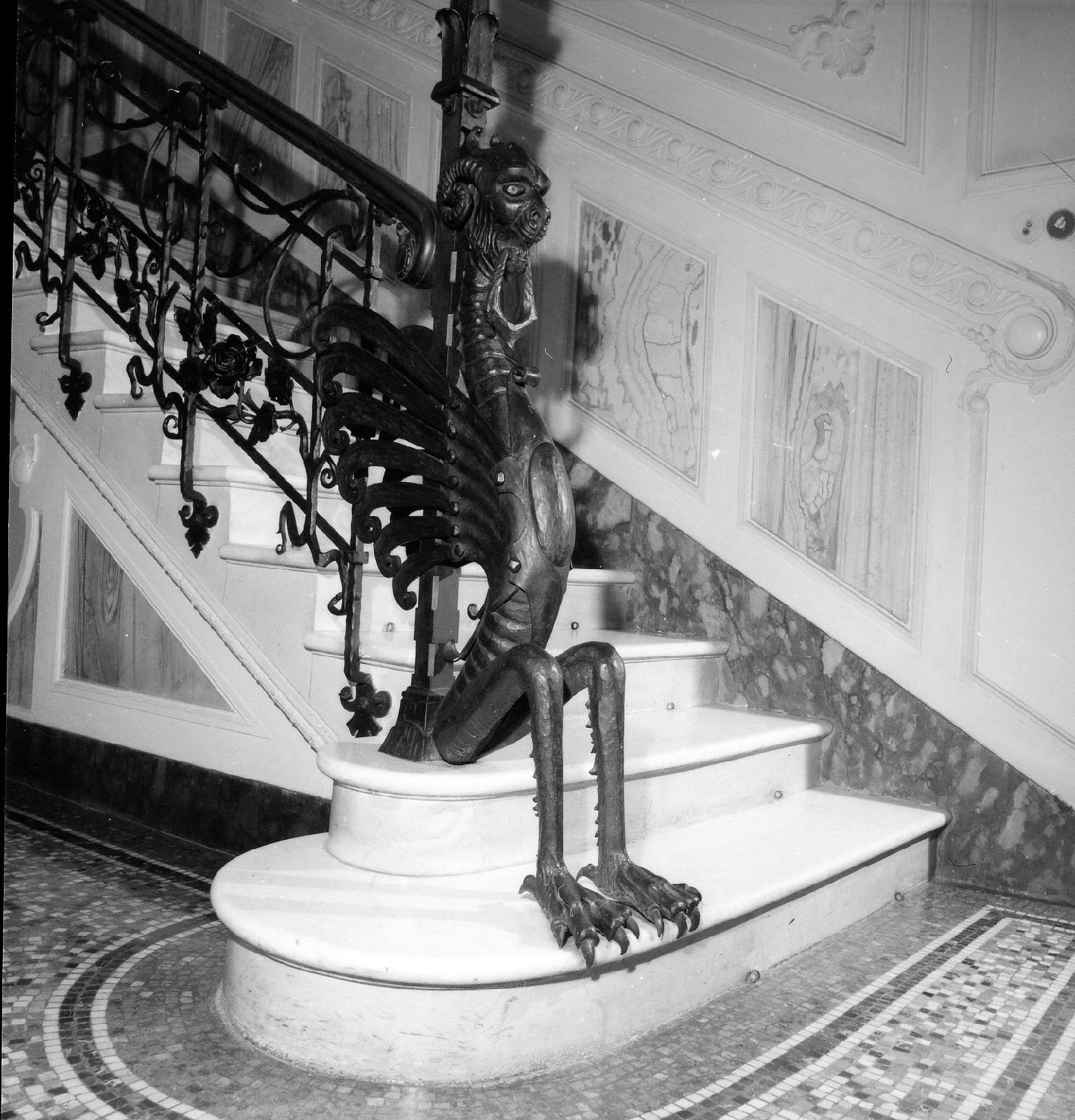 animale fantastico alato (portalampada) di Bruni Giulio (prima metà sec. XX)