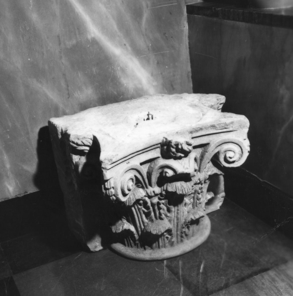 capitello, coppia - bottega italiana (fine/inizio secc. XV/ XVI)