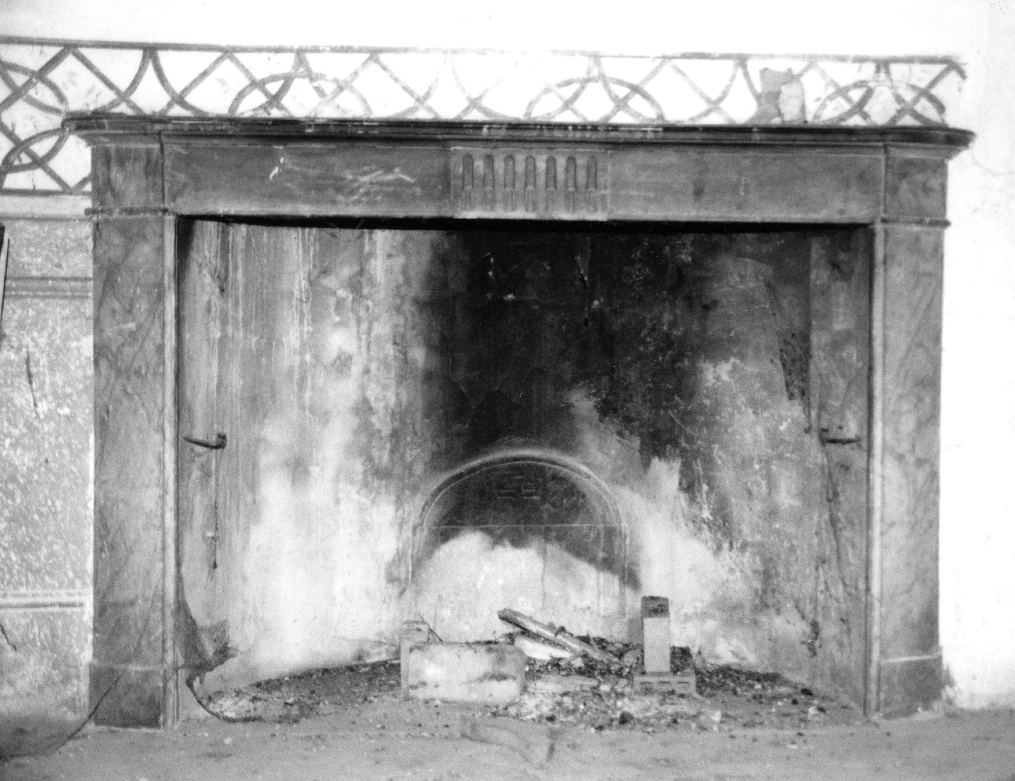 camino, opera isolata - bottega toscana (sec. XIX)