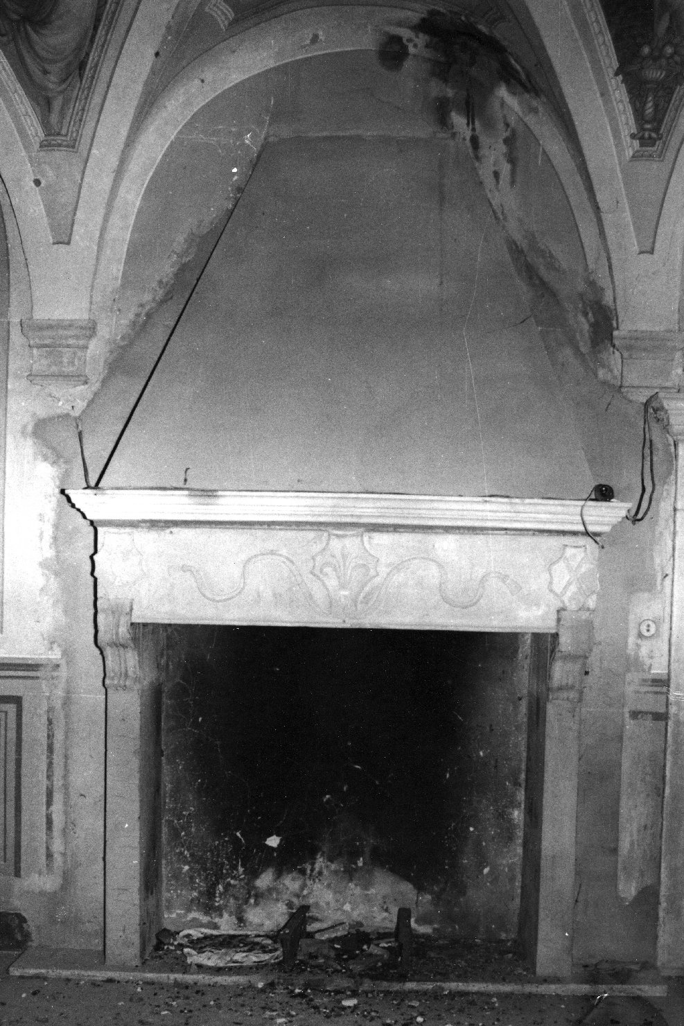 camino, opera isolata - bottega toscana (sec. XVI)