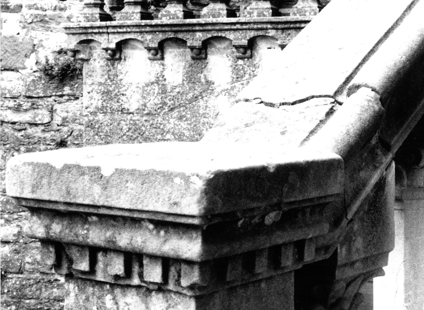 cimasa, elemento d'insieme - bottega aretina (secondo quarto sec. XX)