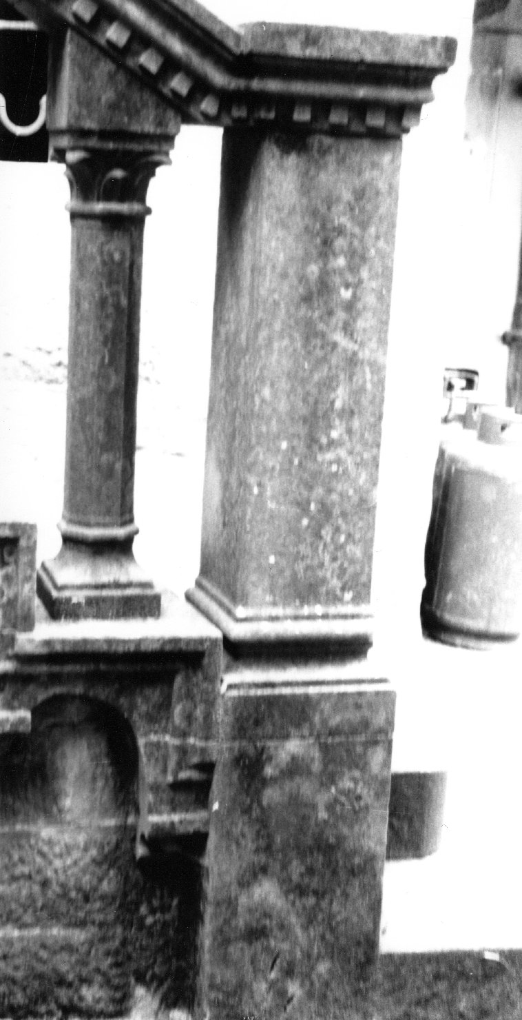 piedistallo, serie - bottega aretina (secondo quarto sec. XX)