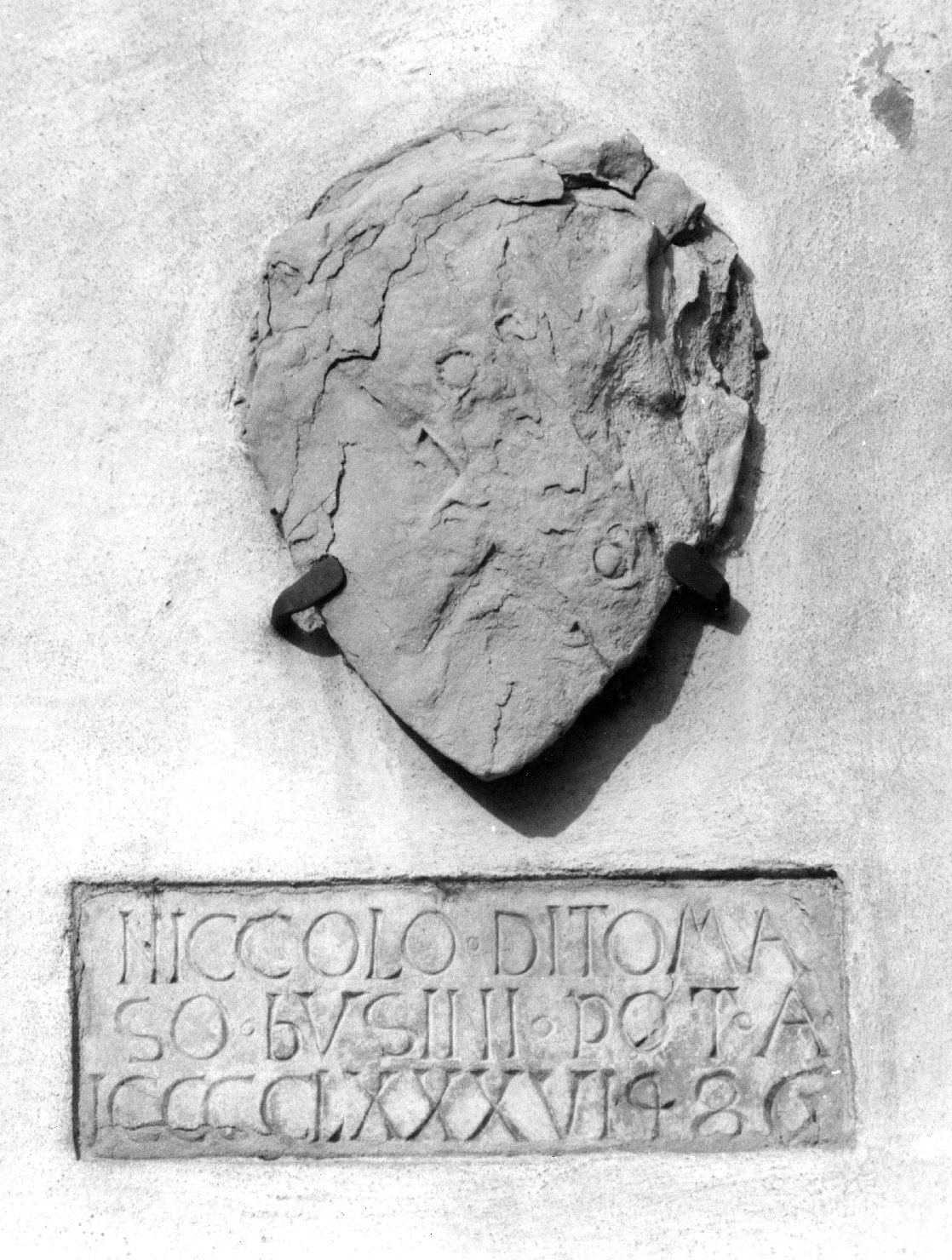 emblema (rilievo, elemento d'insieme) - ambito toscano (sec. XV)