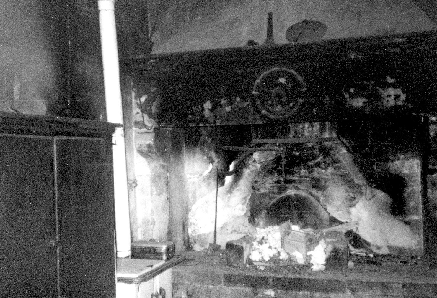 camino, opera isolata - bottega aretina (seconda metà sec. XVI)