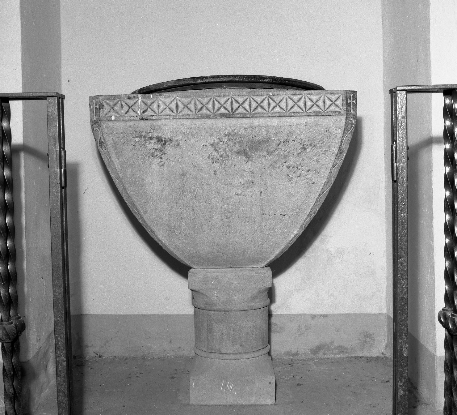 fonte battesimale, opera isolata - bottega toscana (sec. XIII)