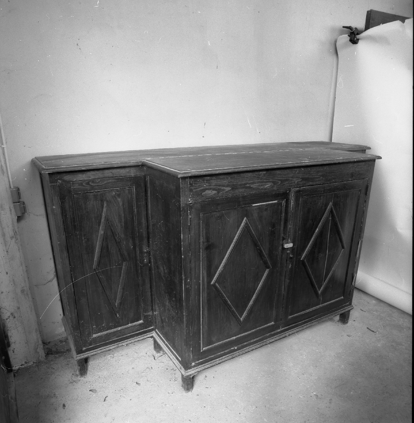 mobile da sacrestia - produzione toscana (prima metà sec. XX)