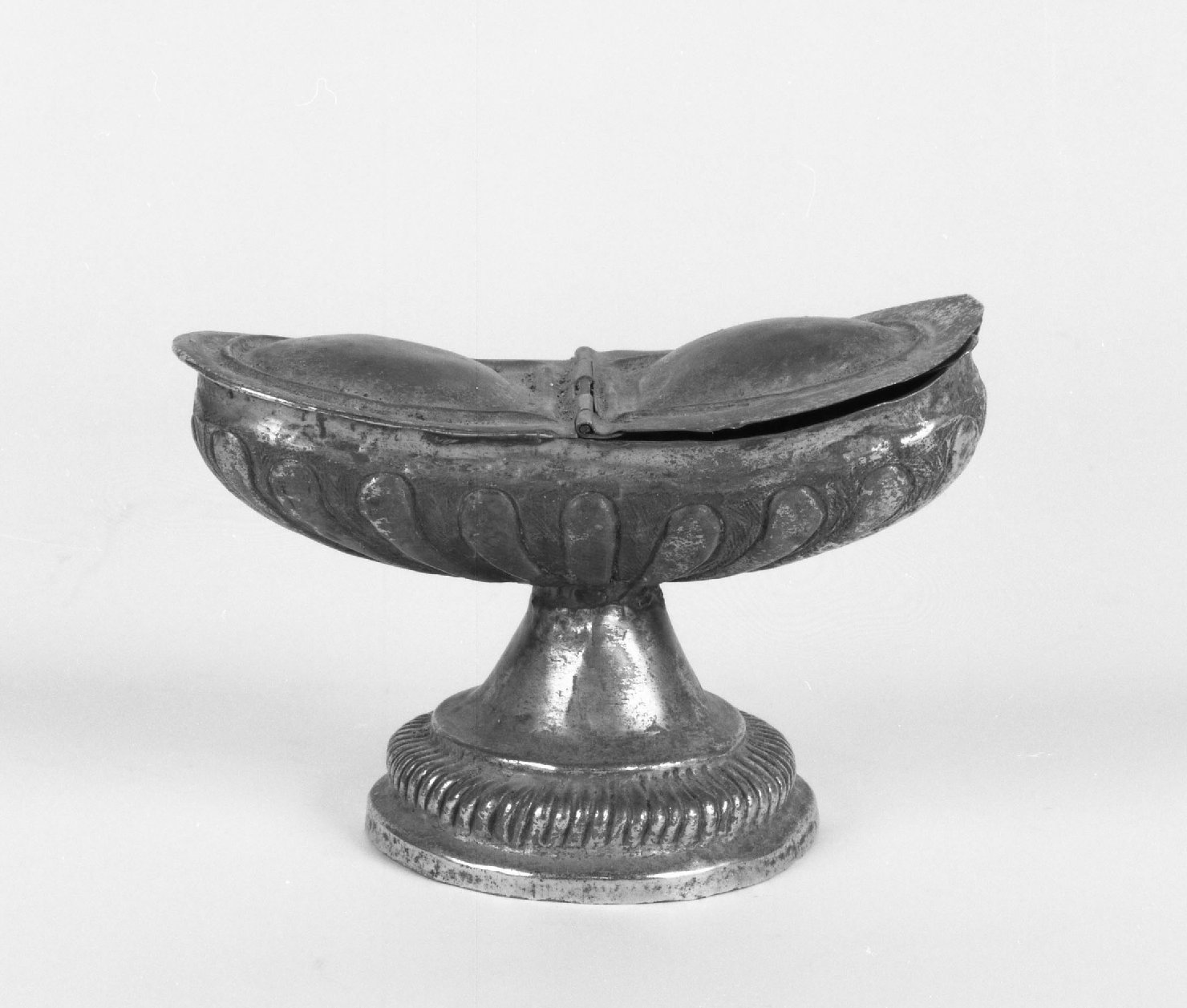 navicella portaincenso, elemento d'insieme - bottega toscana (prima metà sec. XVII)