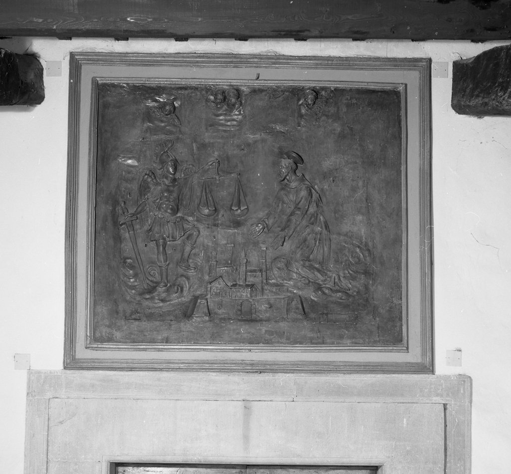 san Francesco d'Assisi affida la città di Sansepolcro a san Michele Arcangelo, episodi della vita di San Francesco d'Assisi (rilievo) - ambito toscano (prima metà sec. XVII)