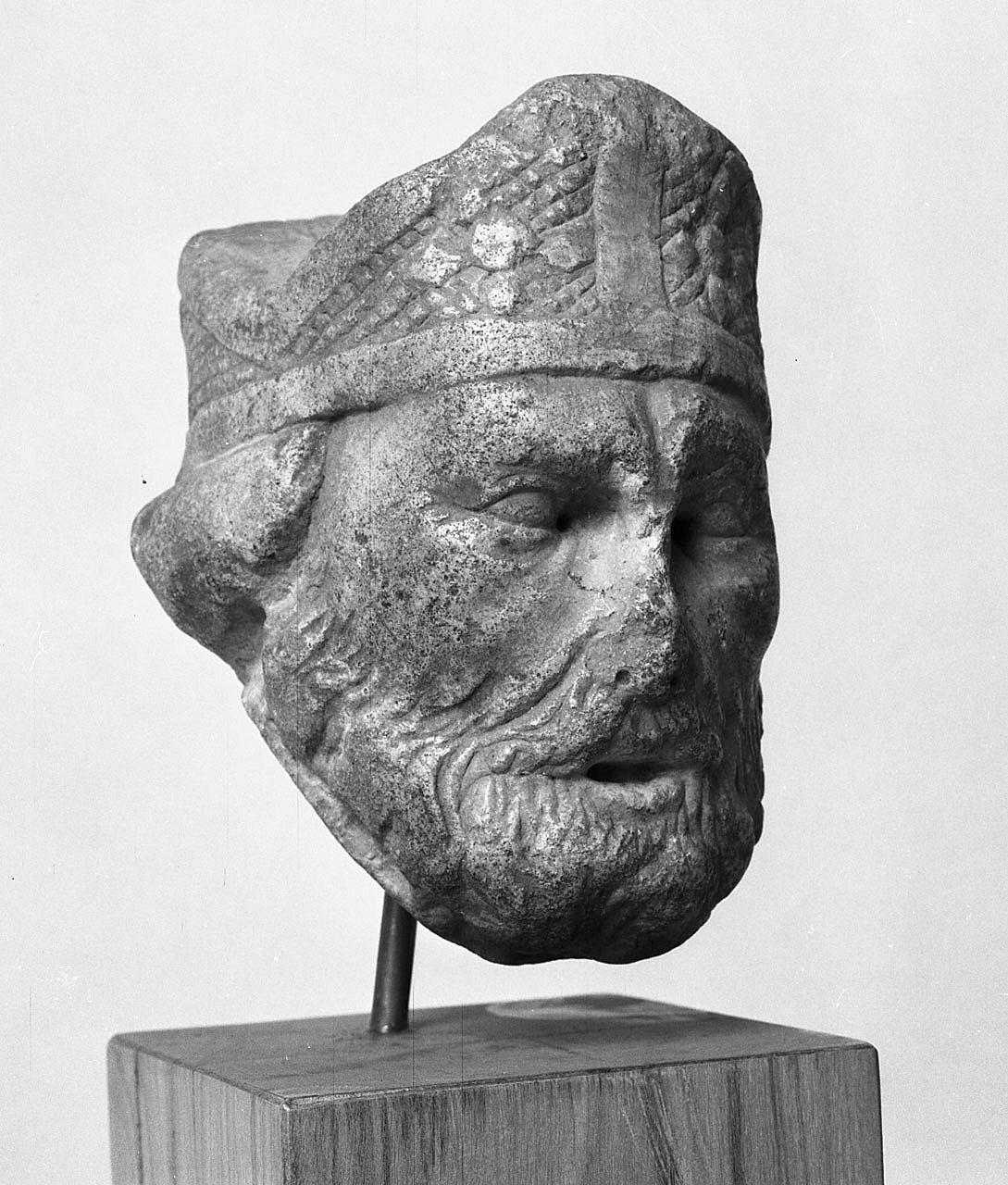 testa d'uomo con barba (scultura, elemento d'insieme) - ambito toscano (prima metà sec. XIV)