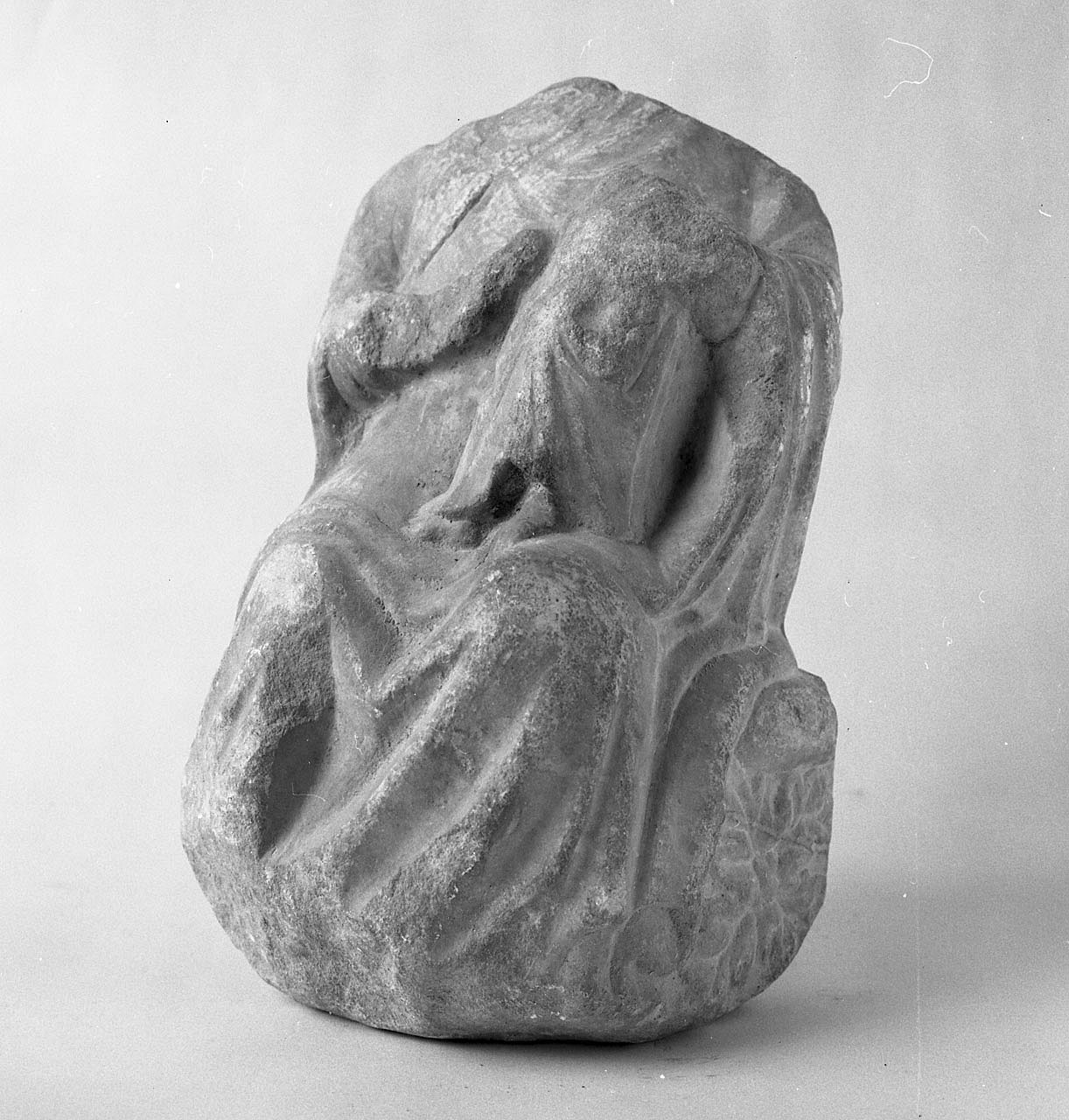 Madonna con Bambino (scultura, opera isolata) - ambito toscano (sec. XIV)