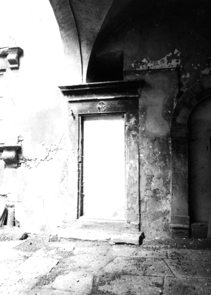 portale architravato - bottega toscana (fine/inizio secc. XVI/ XVII)