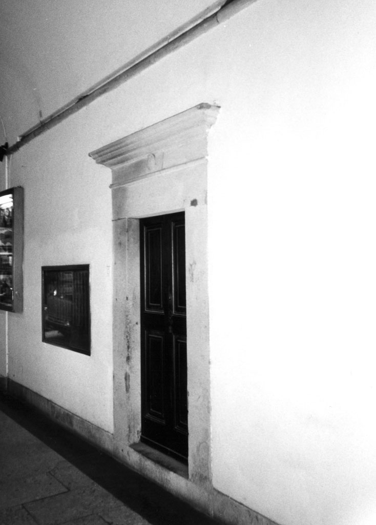 portale architravato - bottega toscana (fine/inizio secc. XVI/ XVII)