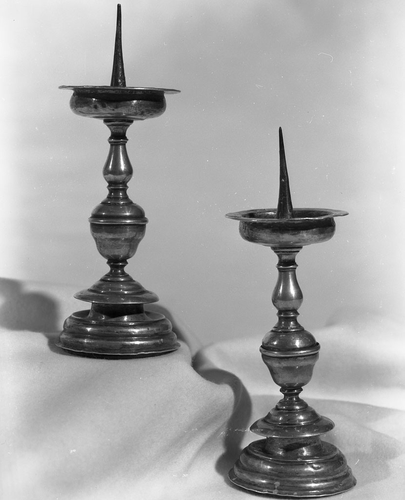 candeliere d'altare, coppia - bottega italiana (sec. XVII)