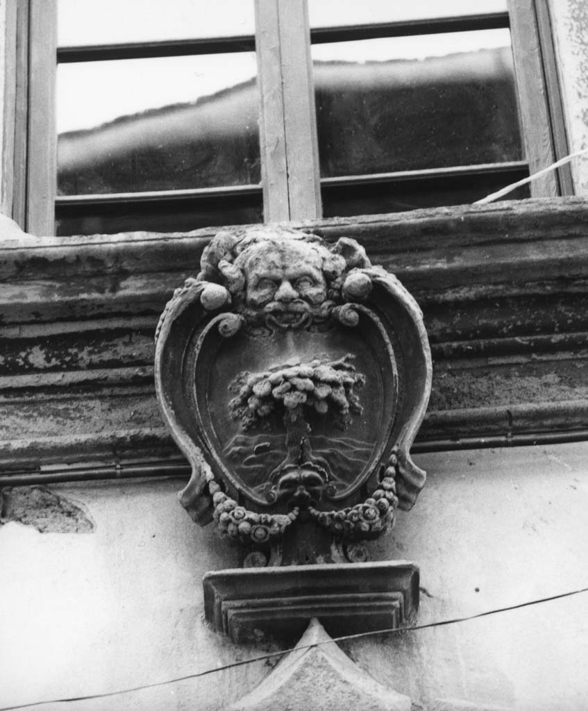 stemma della famiglia Sermolli (rilievo) - bottega toscana (sec. XVIII)