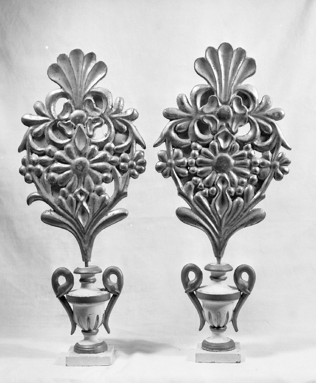 vaso d'altare con composizione floreale, serie - bottega toscana (sec. XVIII)