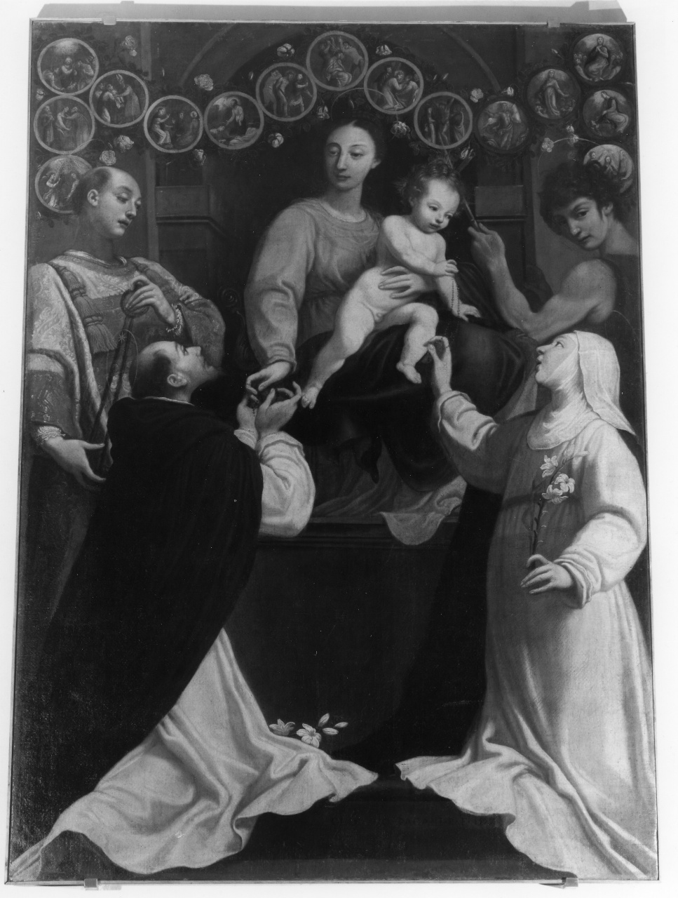 Madonna del Rosario con San Domenico e Santa Caterina, santi e misteri del rosario (dipinto) di Pagani Gregorio (sec. XVI)