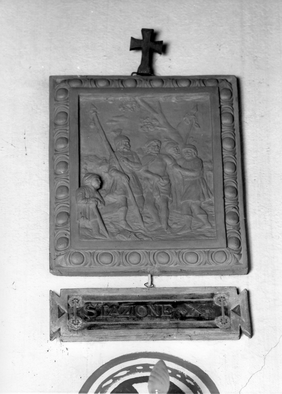 stazione X: Gesù spogliato e abbeverato di fiele (rilievo) di Rossi Edoardo (sec. XIX)