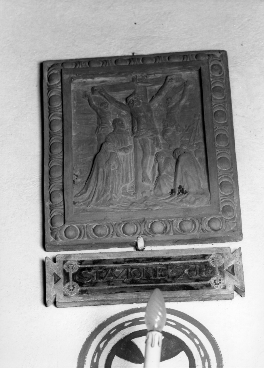 stazione XII: Gesù innalzato e morto in croce (rilievo) di Rossi Edoardo (sec. XIX)