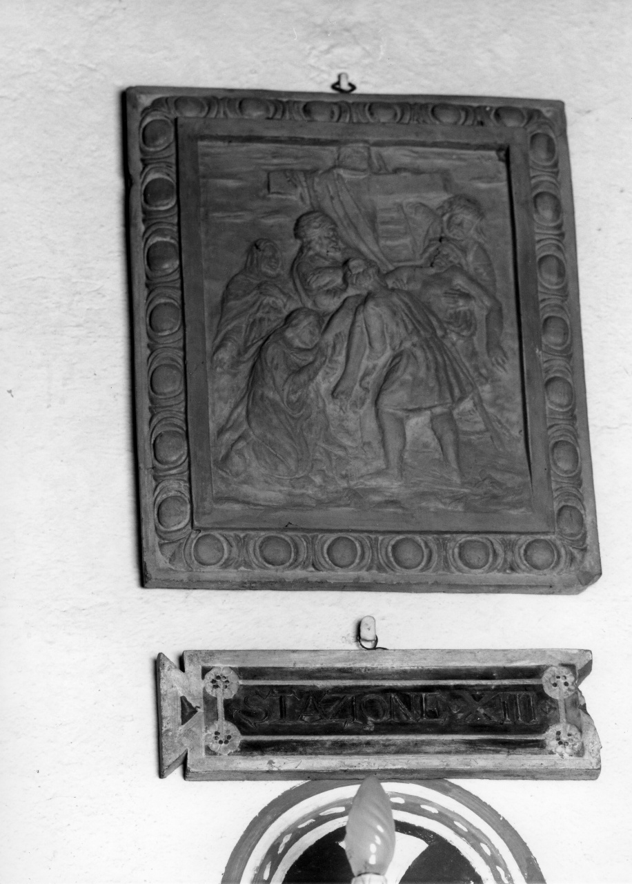 stazione XIII: Gesù deposto dalla croce (rilievo) di Rossi Edoardo (sec. XIX)
