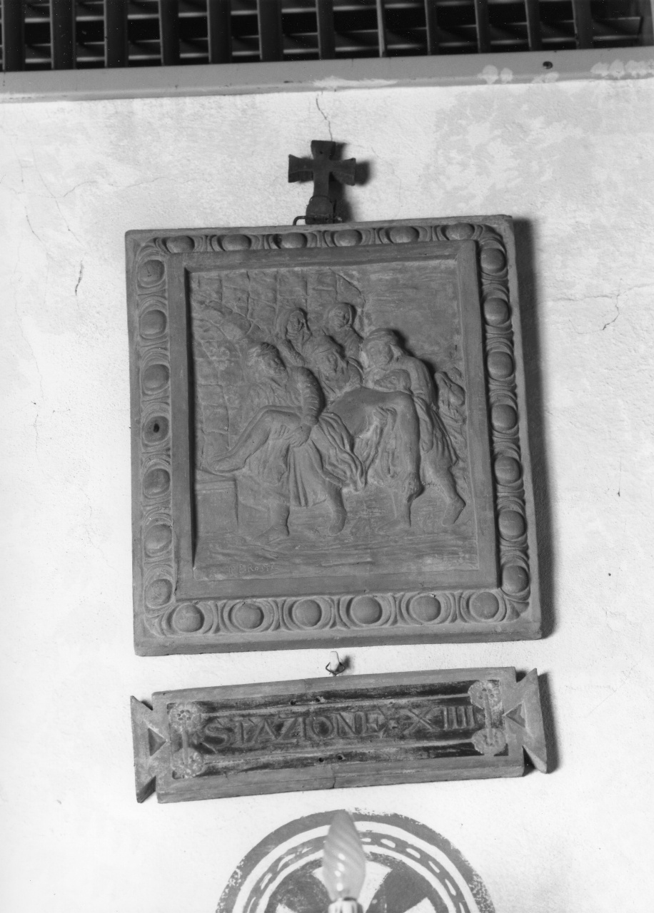 stazione XIV: Gesù deposto nel sepolcro (rilievo) di Rossi Edoardo (sec. XIX)