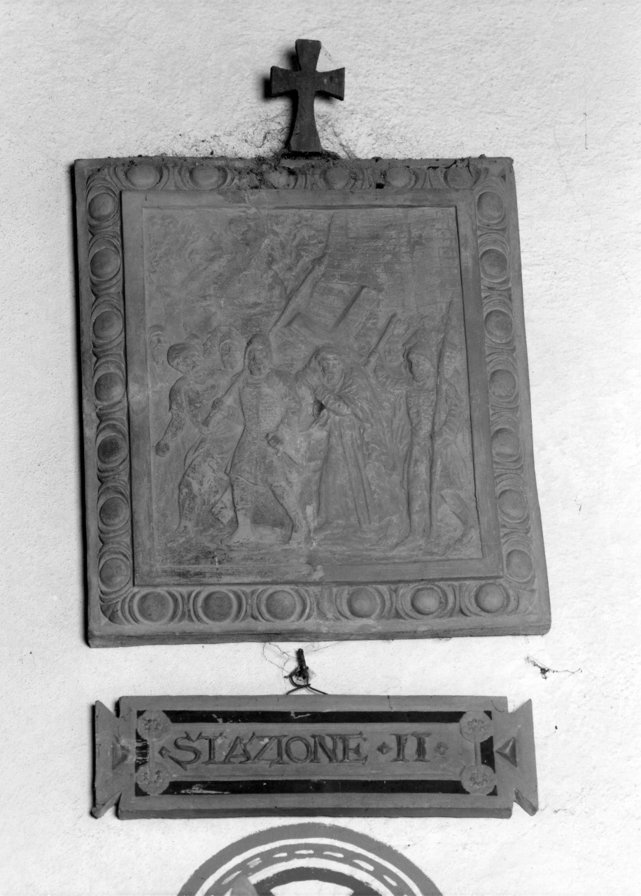 stazione II: Gesù caricato della croce (rilievo) di Rossi Edoardo (sec. XIX)