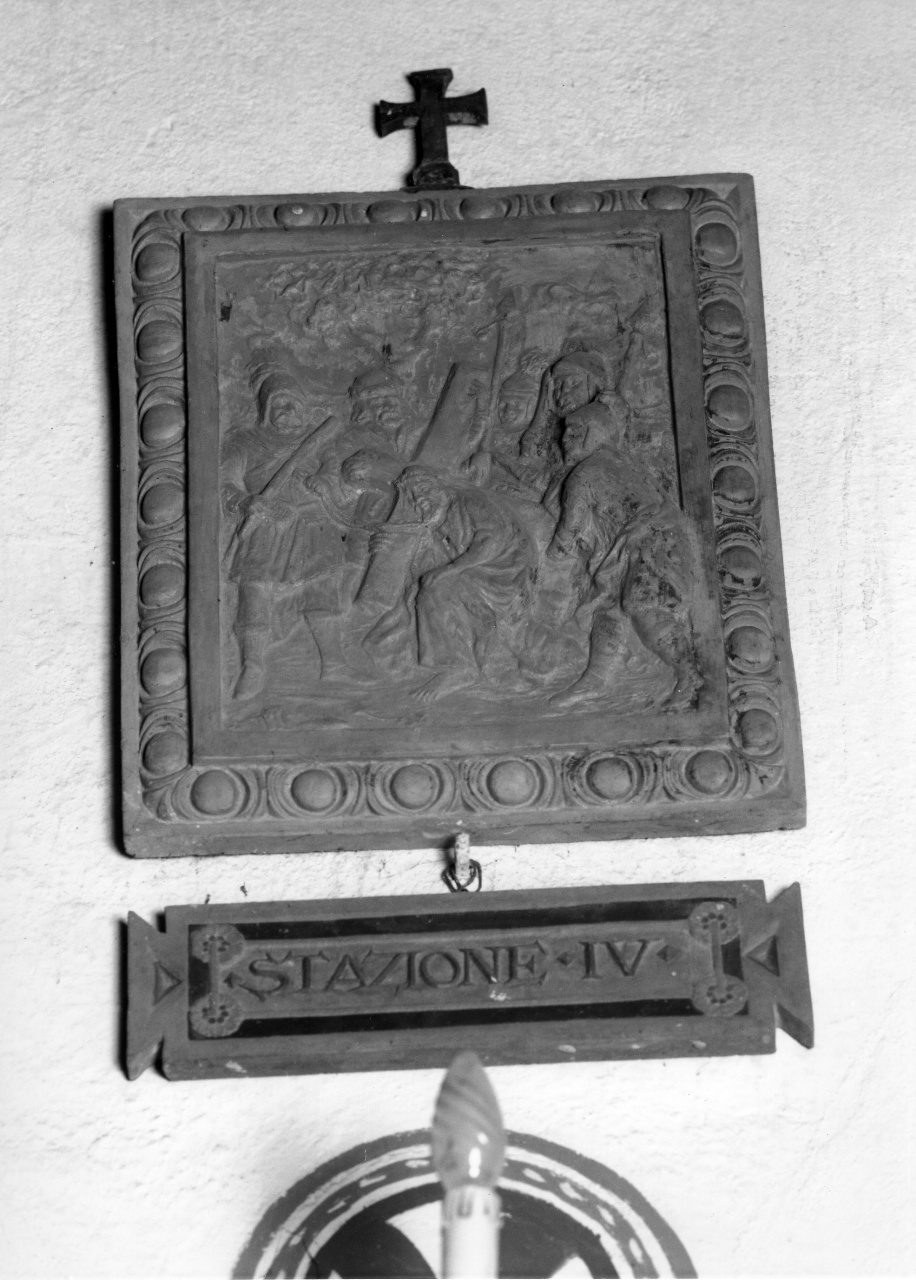 stazione III: Gesù cade sotto la croce la prima volta (rilievo) di Rossi Edoardo (sec. XIX)