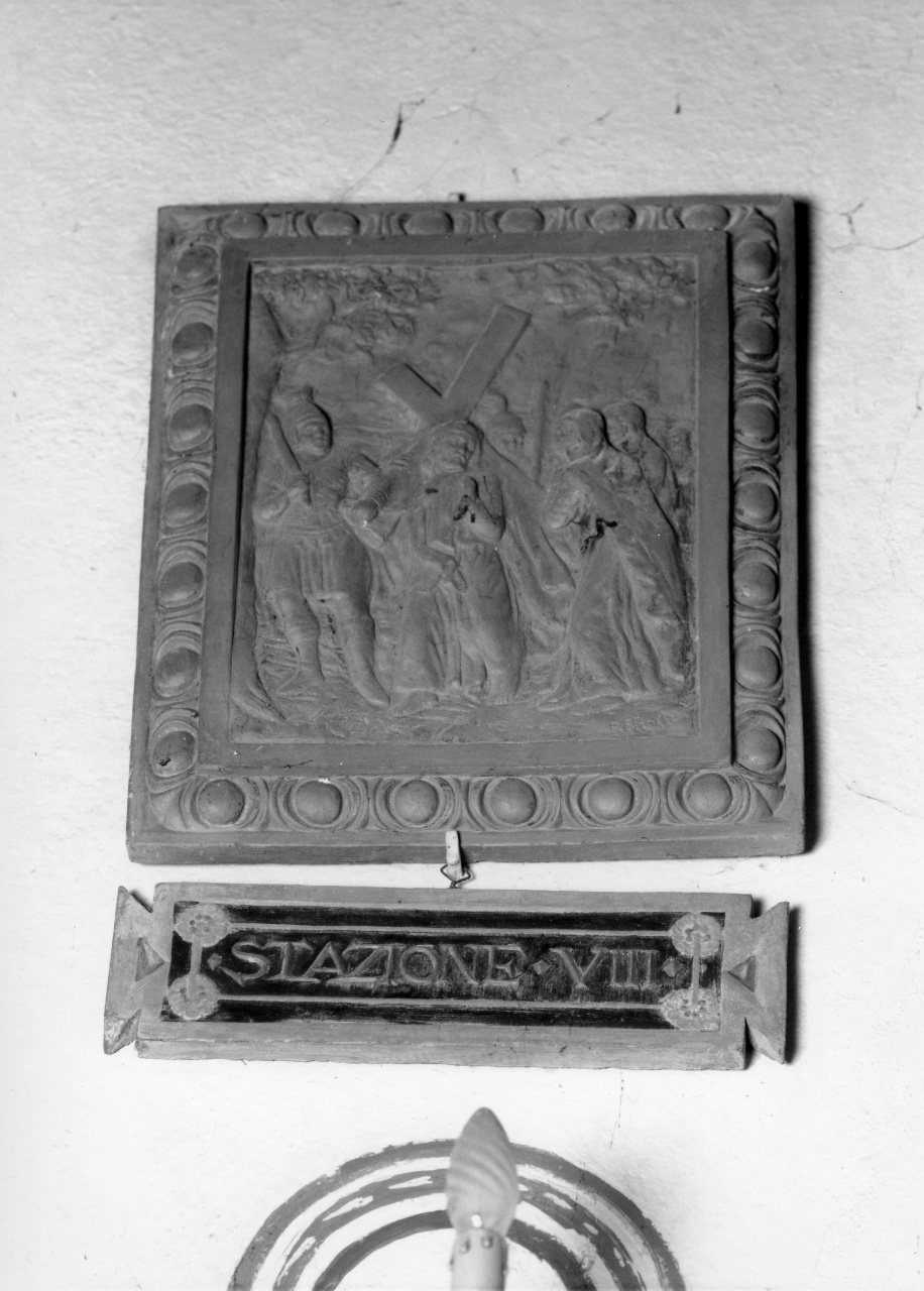 stazione IV: Gesù incontra la Madonna (rilievo) di Rossi Edoardo (sec. XIX)