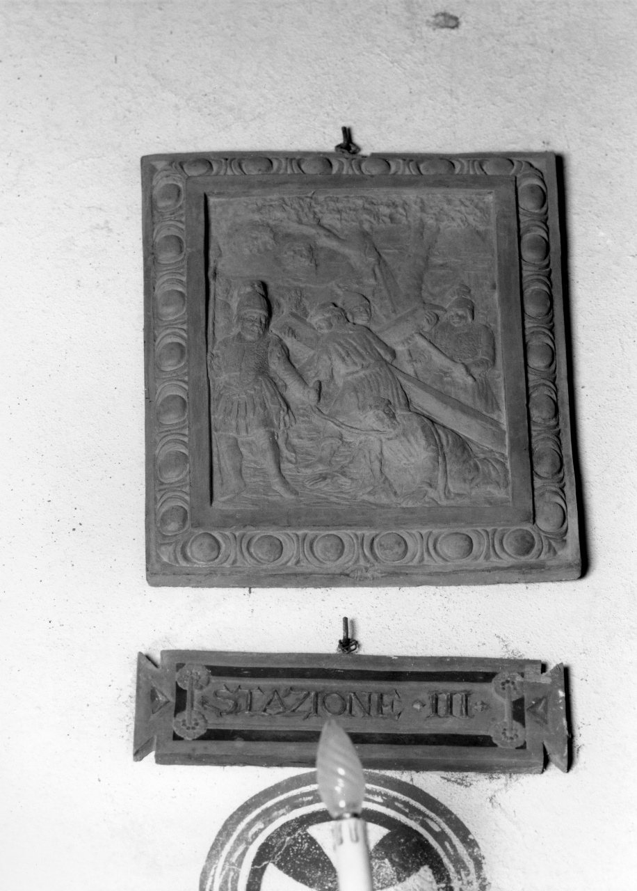 stazione V: Gesù aiutato da Simone il Cireneo a portare la croce (rilievo) di Rossi Edoardo (sec. XIX)