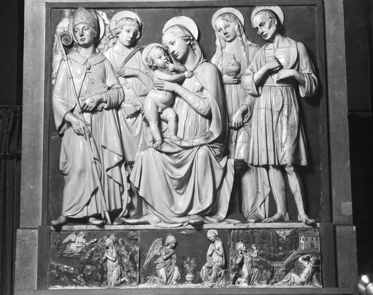 Madonna con Bambino e Santi (rilievo) di Della Robbia Andrea (attribuito) (sec. XV)