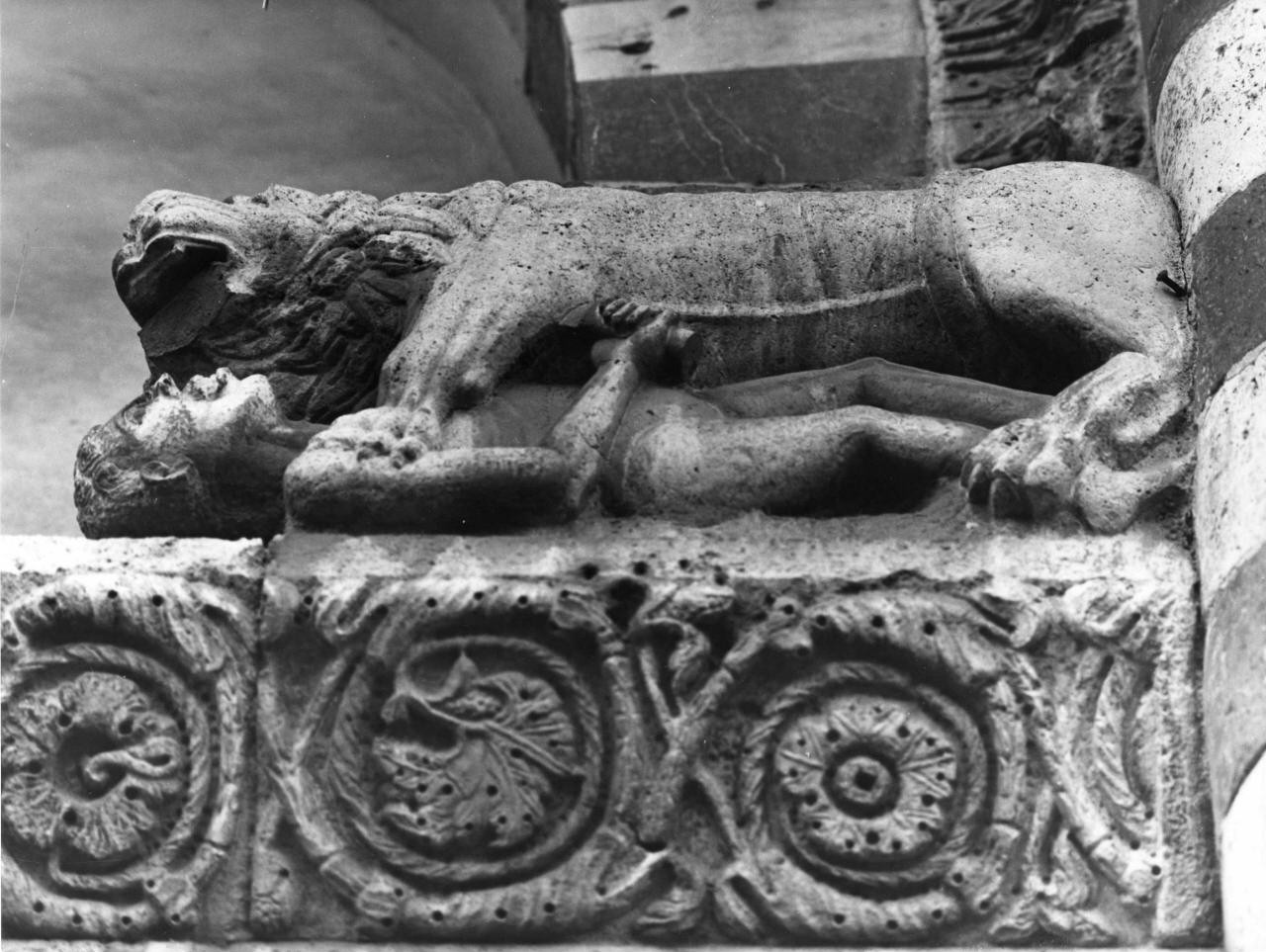 leone attacca un uomo (scultura) di Gruamonte, Adeodato (sec. XII)