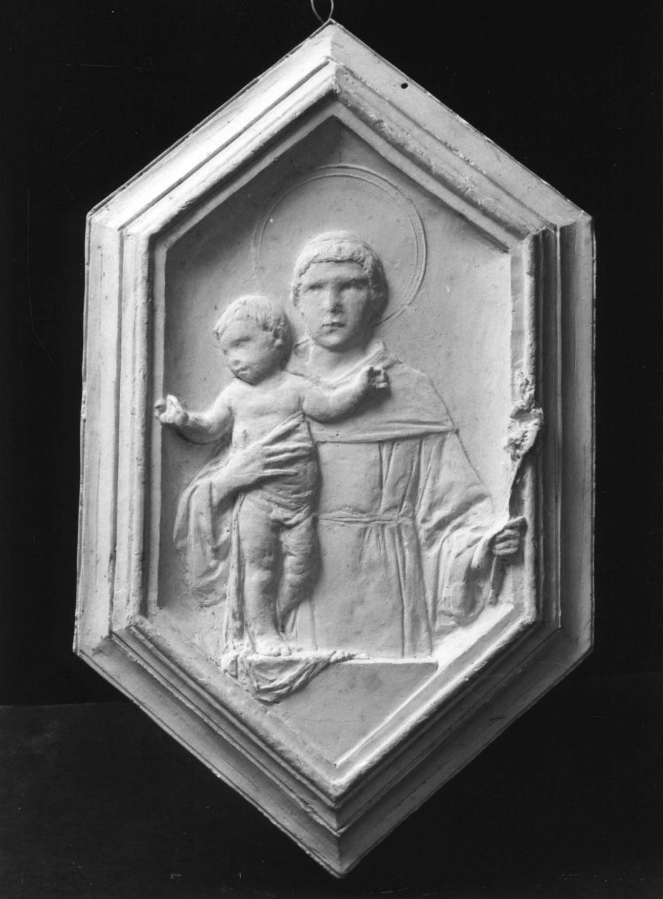 Sant'Antonio da Padova con il bambino (calco di formella) di Passaglia Augusto (primo quarto sec. XX)