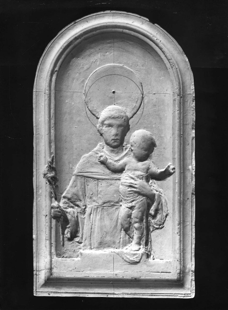 Sant'Antonio da Padova con il bambino (calco di formella) di Passaglia Augusto (primo quarto sec. XX)