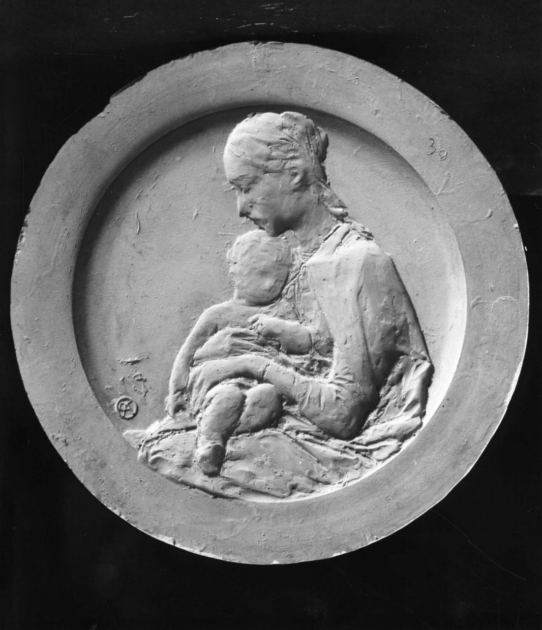 figura femminile con bambino (rilievo) di Passaglia Augusto (primo quarto sec. XX)