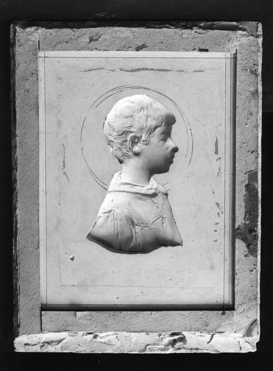 bambino di profilo (calco di formella) di Passaglia Augusto (primo quarto sec. XX)