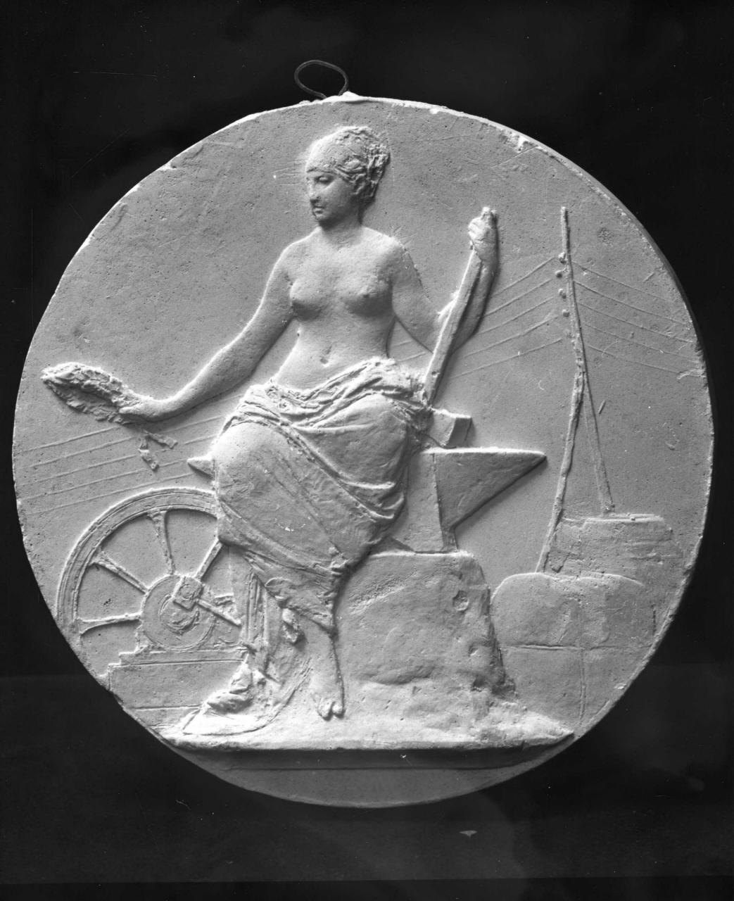 figura allegorica femminile (rilievo) di Passaglia Augusto (primo quarto sec. XX)