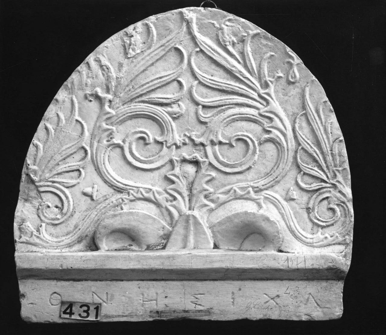 motivi decorativi vegetali (stele funeraria, elemento d'insieme) - produzione italiana (sec. XX)
