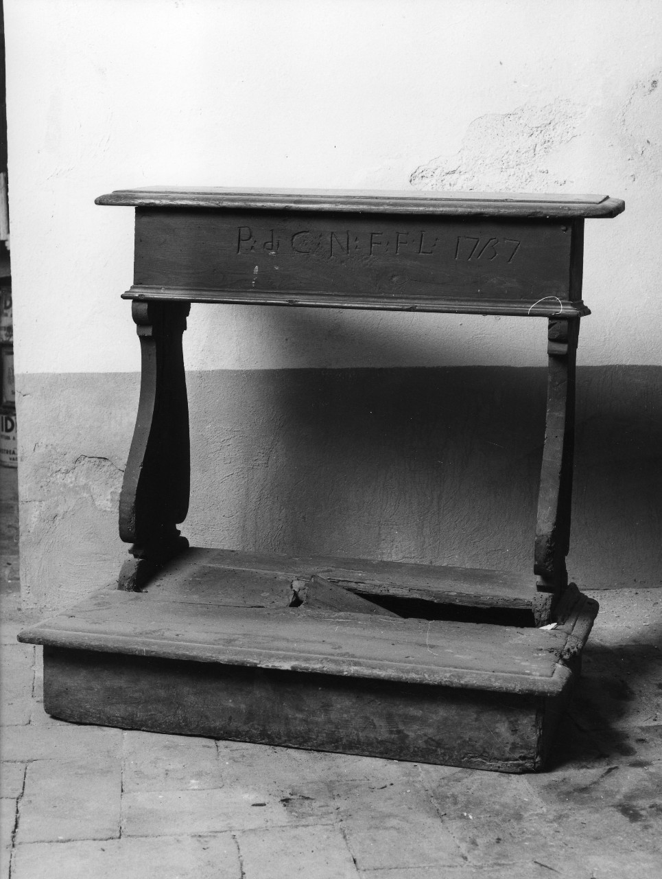 inginocchiatoio - a montanti sagomati - produzione toscana (sec. XVIII)