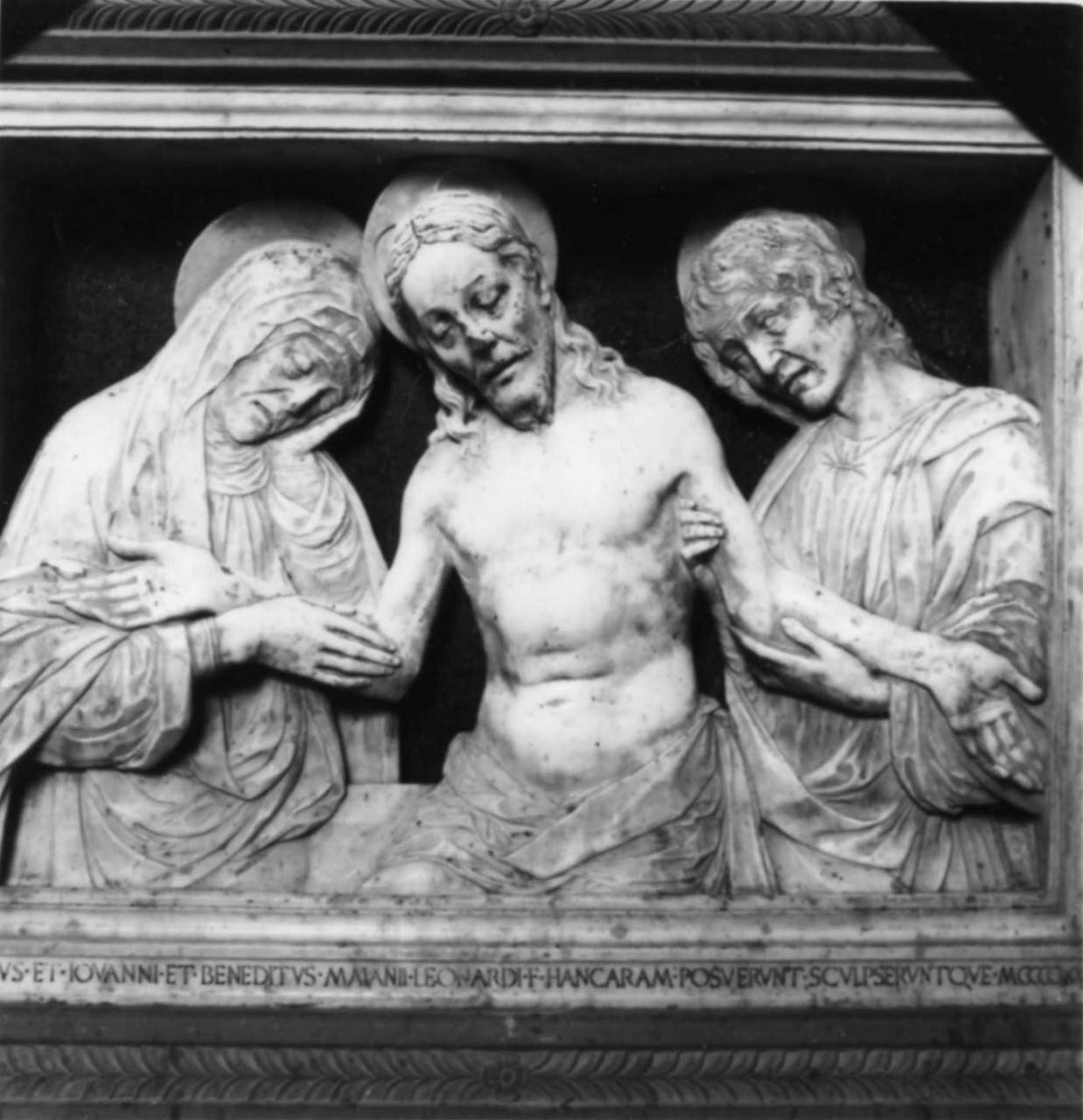 Cristo in pietà tra la Madonna e San Giovanni Evangelista (rilievo) di Giovanni da Maiano (sec. XV)