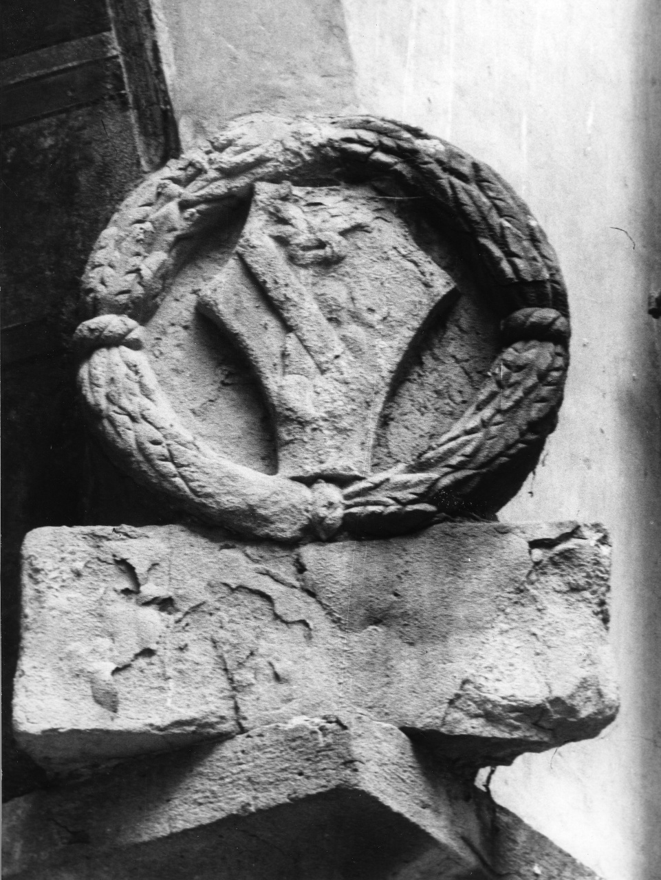 stemma gentilizio della famiglia Valori (rilievo) - manifattura toscana (sec. XV)