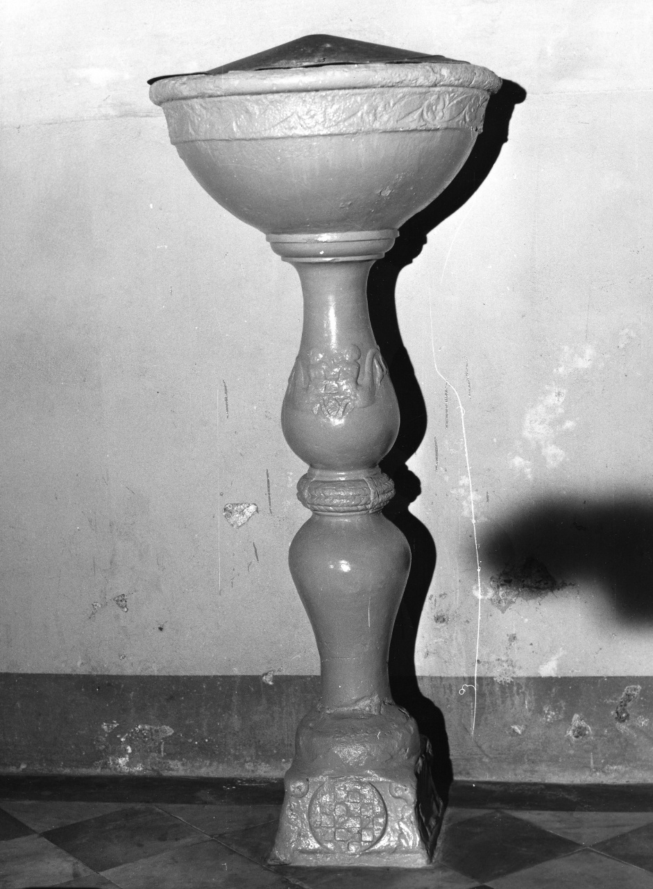 scena mitologica (acquasantiera - a fusto) - manifattura pistoiese (sec. XX)