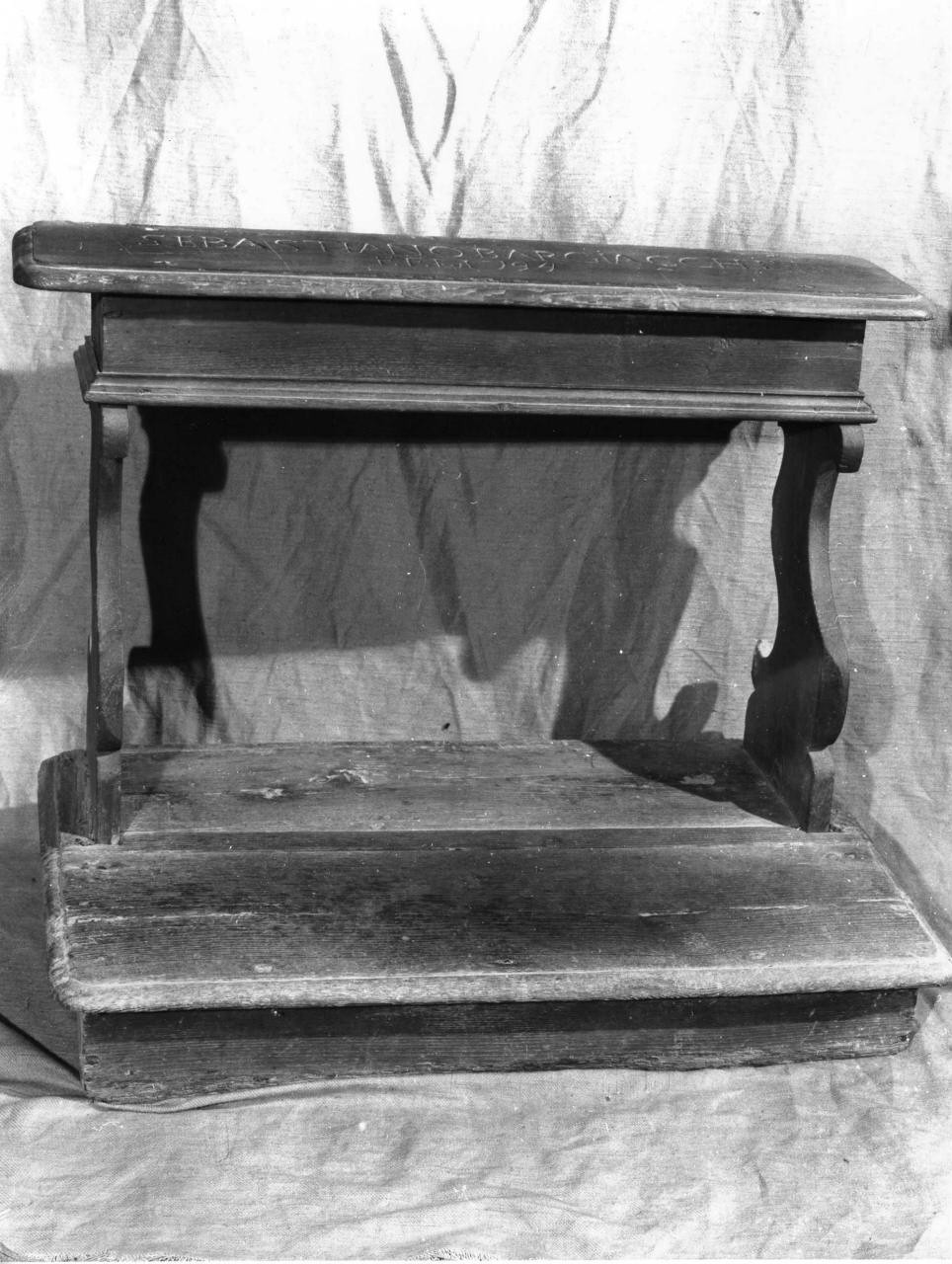 inginocchiatoio - a montanti sagomati - bottega toscana (sec. XVIII)
