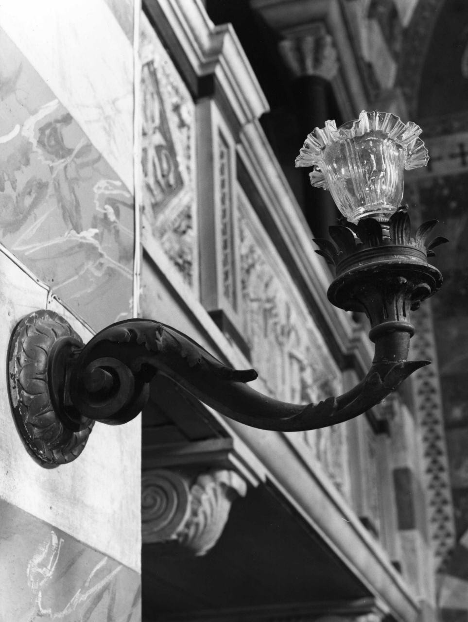 portalampade da chiesa, serie - produzione toscana (prima metà sec. XX)