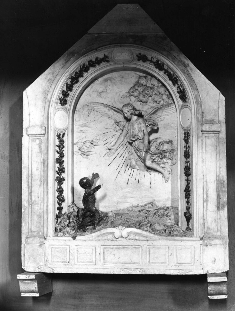 bambino va incontro al suo angelo custode (rilievo) di Arcangioli Pietro (fine/inizio secc. XIX/ XX)