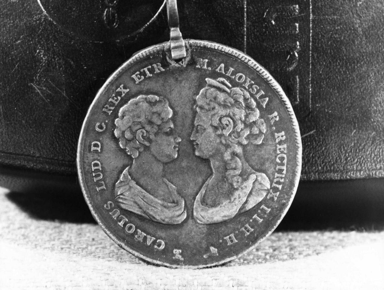 busto ritratto di Maria Luisa, regina di Etruria, con il figlio (medaglia devozionale) - bottega toscana (sec. XIX)