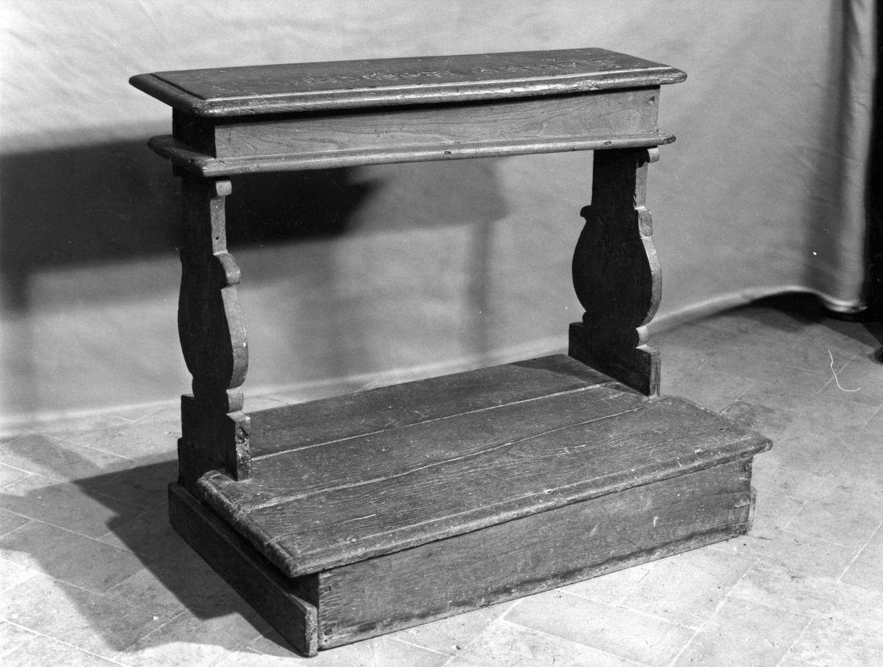 inginocchiatoio - a montanti sagomati - manifattura toscana (prima metà sec. XIX)