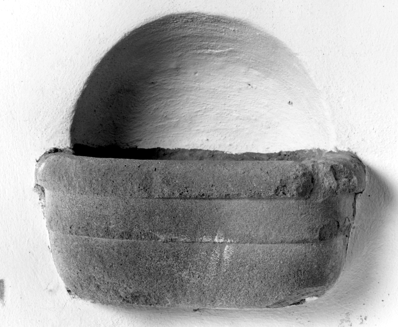 acquasantiera da parete, serie - manifattura toscana (fine sec. XVI)