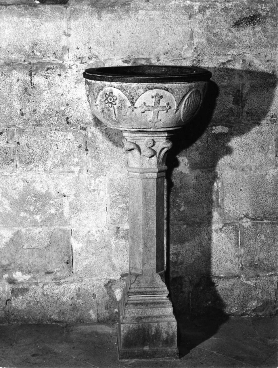 acquasantiera - a fusto - bottega toscana (fine/inizio secc. XII/ XIII)