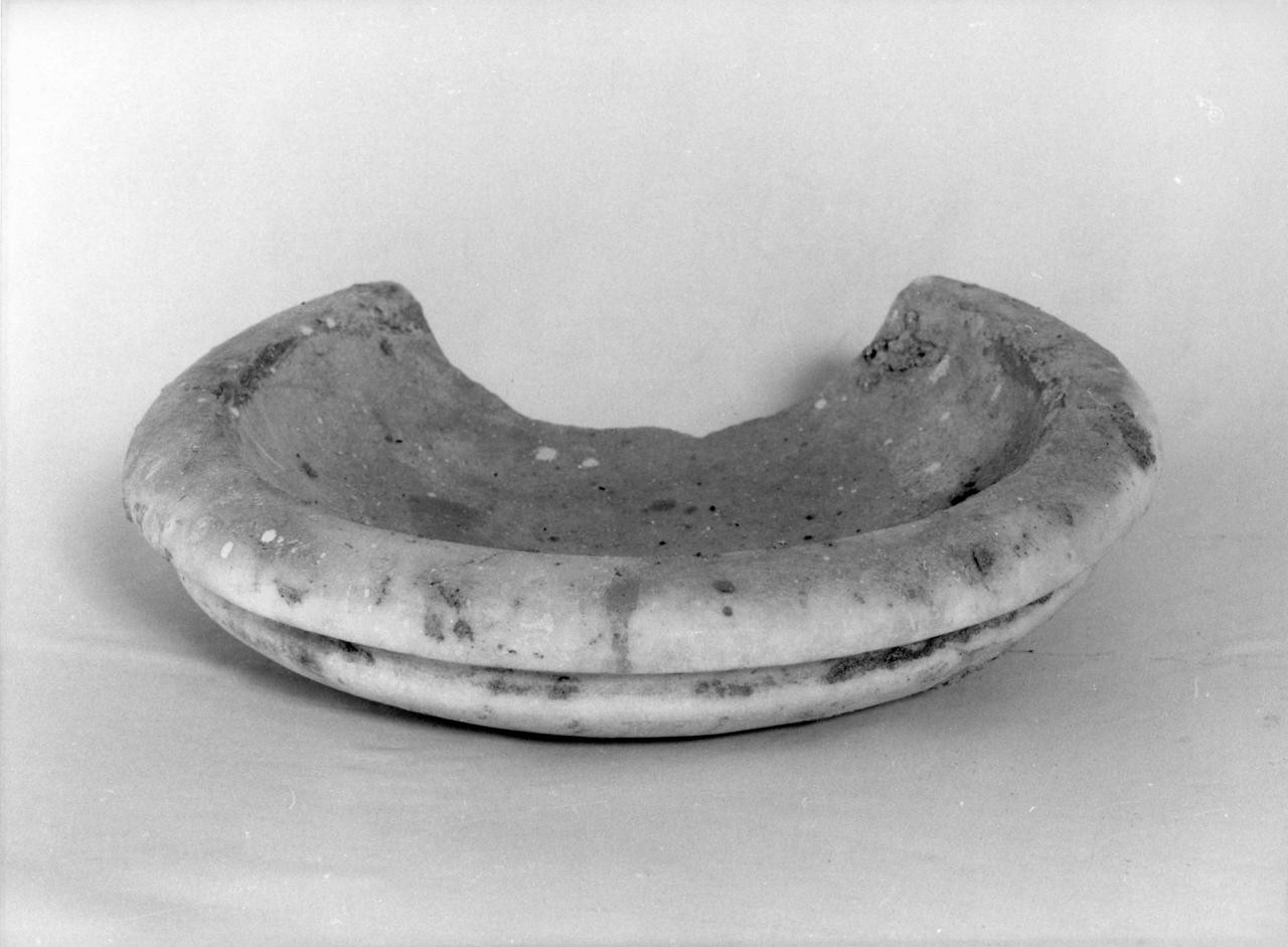 acquasantiera da parete - bottega toscana (fine/inizio secc. XVI/ XVII)